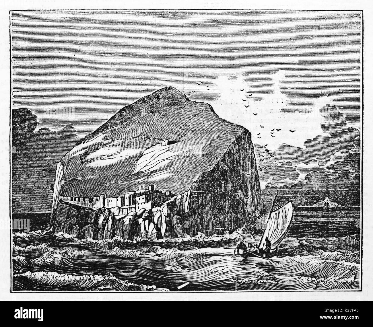 Alte Ansicht von einem Felsen in der Mitte der rauen See, ein wenig kleinen mittelalterlichen Stadt, Bass Rock schottische Insel. Alte Illustration von unbekannter Autor auf Magasin Pittoresque Paris 1834 veröffentlicht. Stockfoto