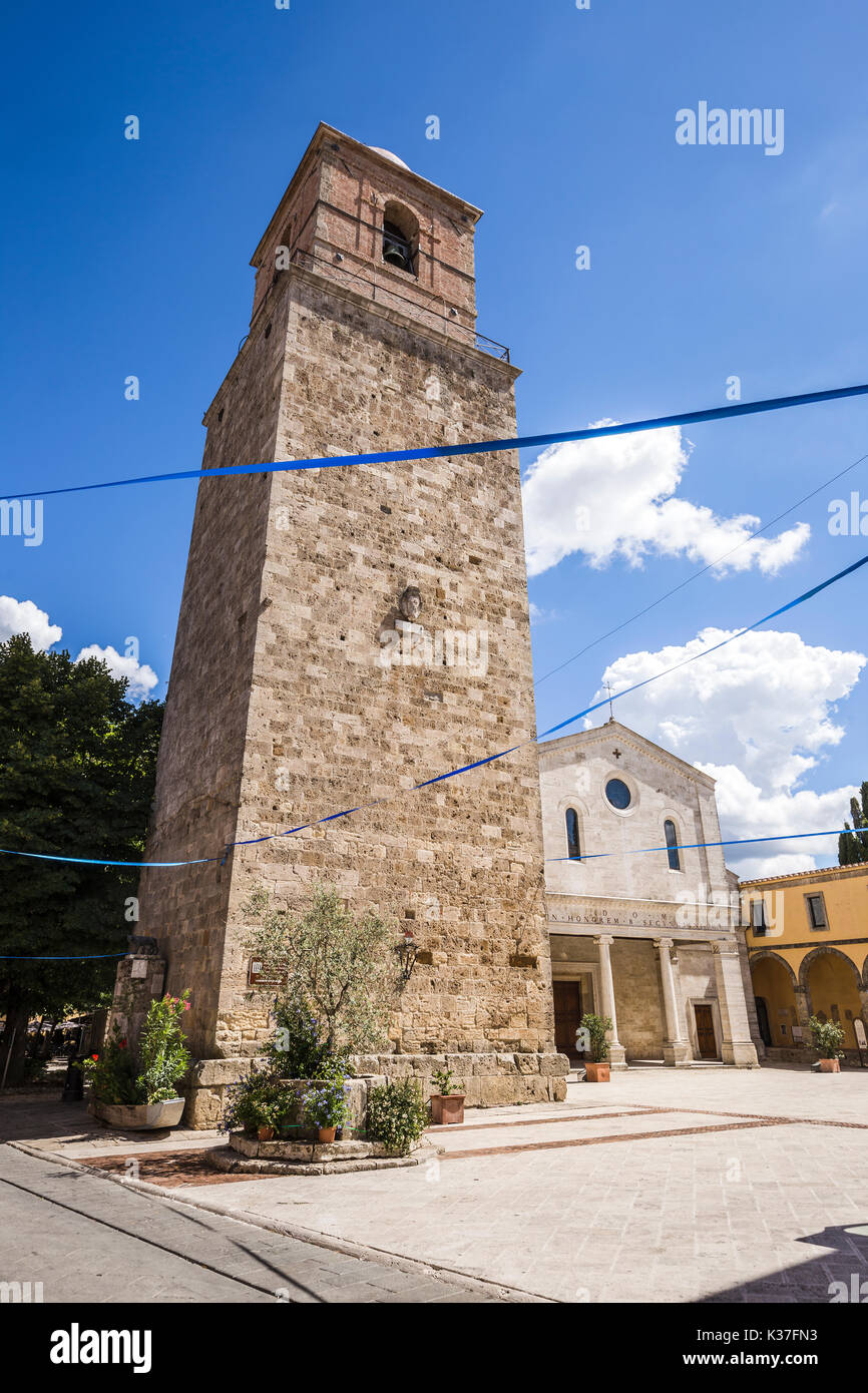 Detail der Glockenturm und die Fassade des Doms San Secondiano in Chiusi, in Siena, Italien. Stockfoto