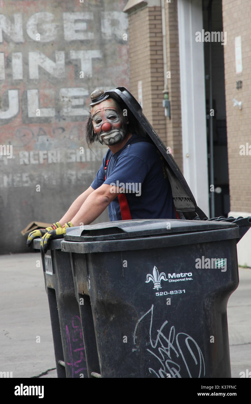 Clown aus der Mülltonne in New Orleans während Karneval Popping, U.S.A Stockfoto