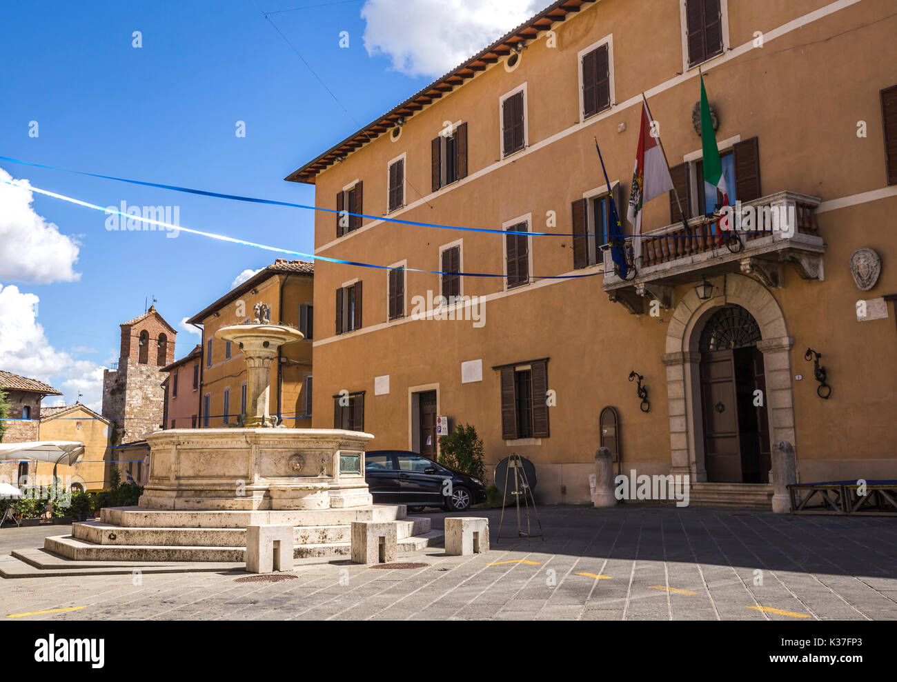 Rathausplatz von Chiusi in der Toskana, Italien. Stockfoto