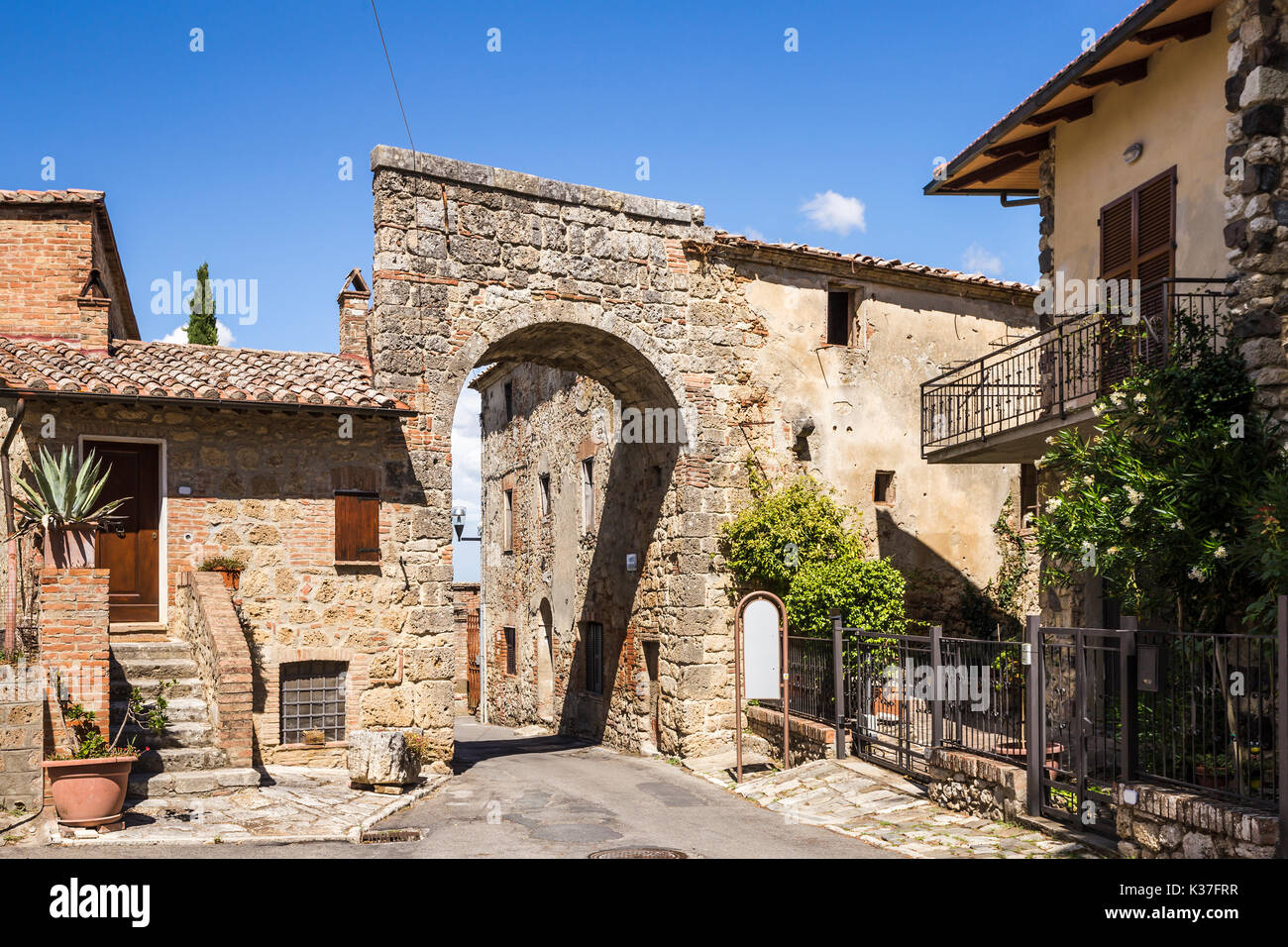 Straße im alten Dorf von Chiusi in der Toskana. Stockfoto