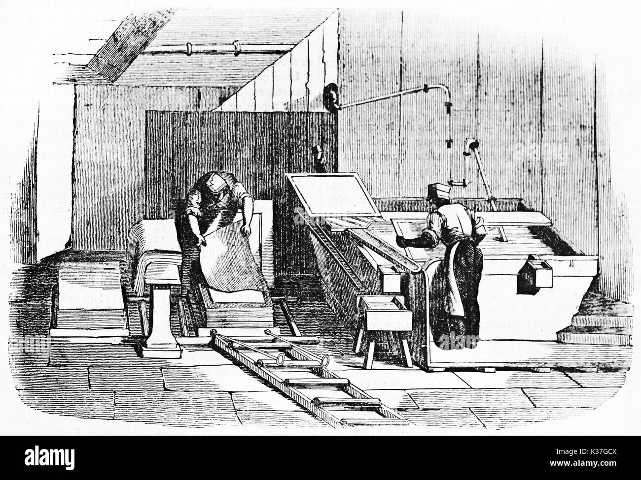 Zwei Männer Arbeiten auf Papier in einer alten Papierfabrik. Alte Illustration von unbekannter Autor, auf Magasin Pittoresque, Paris, 1834 veröffentlicht. Stockfoto