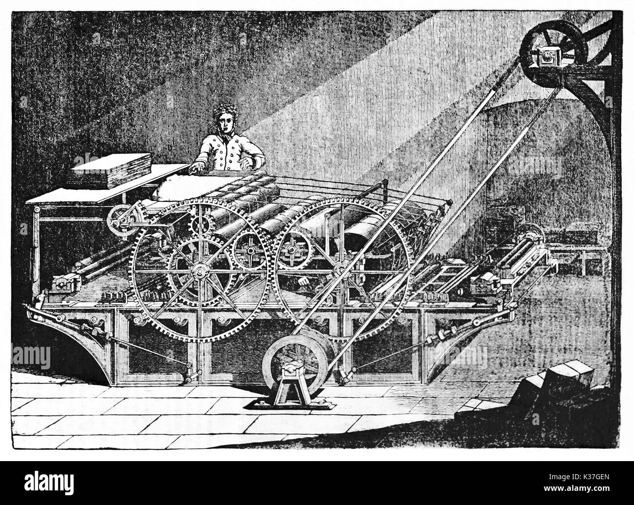 Mann bei der Arbeit auf einer alten Druckerpresse voller Räder und Getriebe in einem großen Raum. Alte Illustration von unbekannter Autor auf Magasin Pittoresque Paris 1834 veröffentlicht. Stockfoto