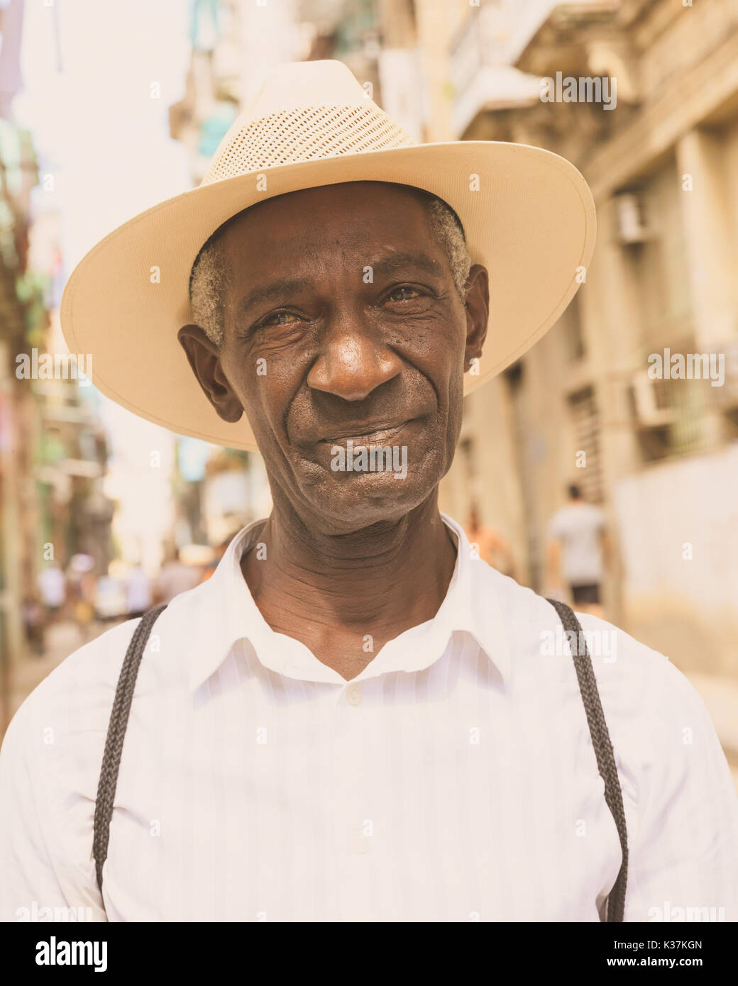 Bildunterschrift 106/150 Schwarz Afro - kubanische Männlich, Nahaufnahme, Hochformat, mit Fedora Hut in der nachmittäglichen Sonne, die Altstadt von Havanna, Kuba Stockfoto