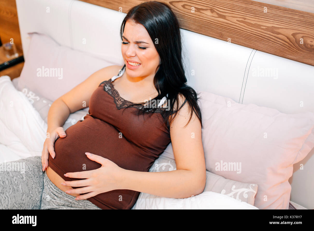 Schwangere Frau vor Schmerzen Stockfoto