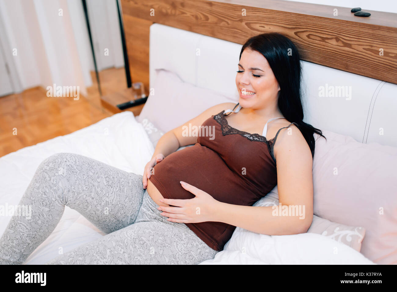 Schwangere Frau vor Schmerzen Stockfoto