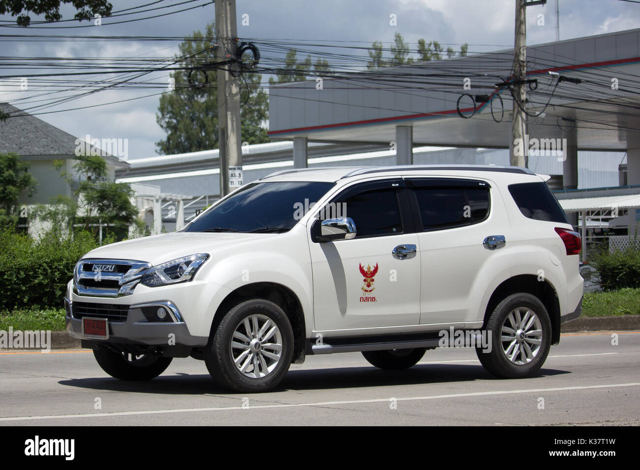 CHIANG MAI, THAILAND - 22. AUGUST 2017: Isuzu Mu-x der Nationalen Rundfunk und Telekommunikation Kommission. Auf der Straße Nr. 121 ca. 8 km von der Innenstadt entfernt. Stockfoto