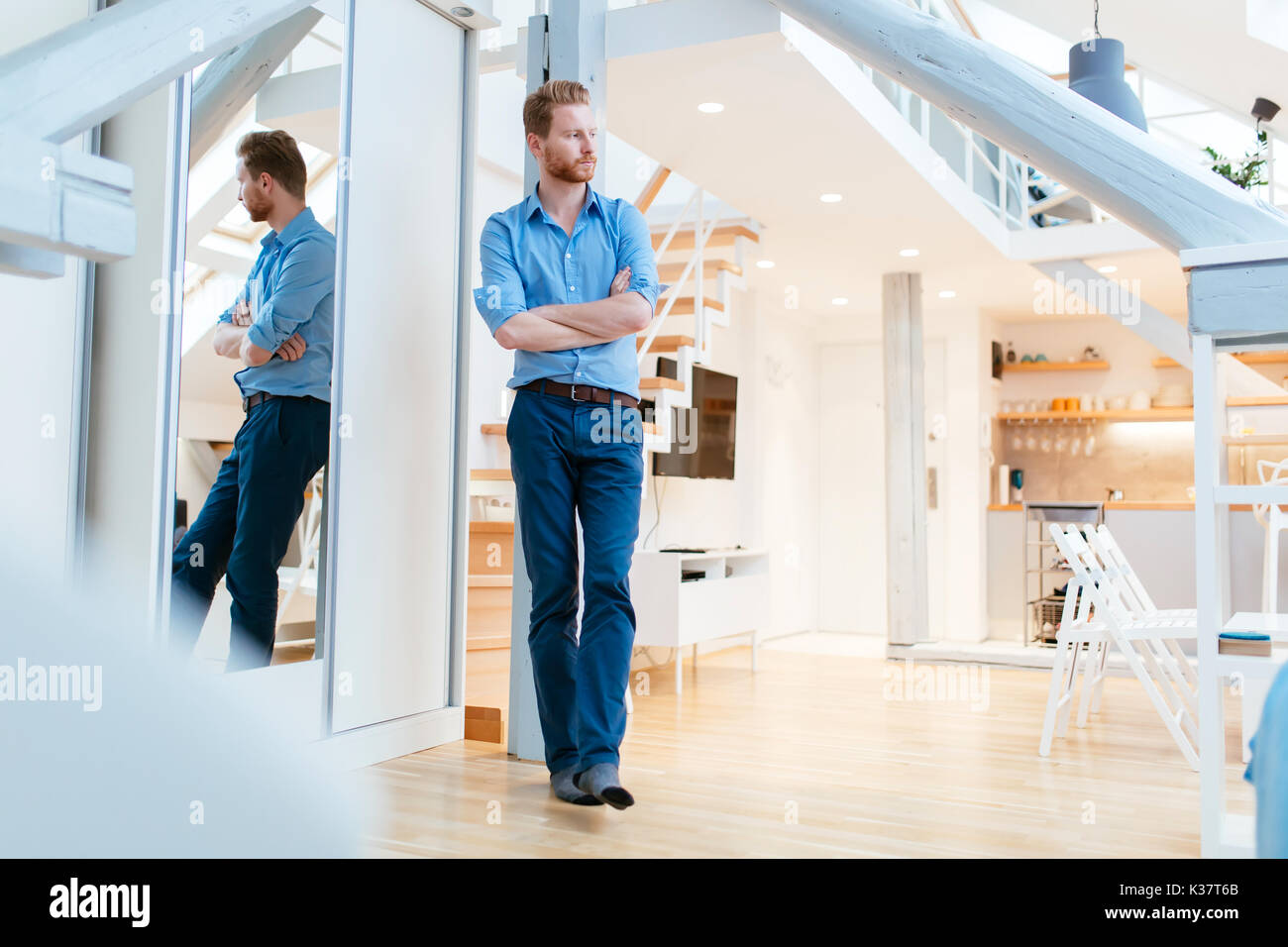 Schöner Mann in ein luxuriöses Apartment Stockfoto