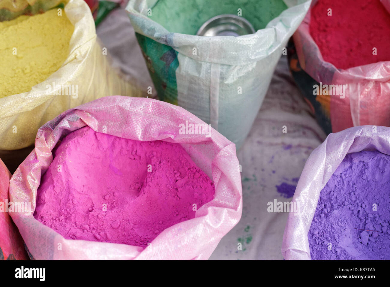 Bundi, Indien. Holi Festival Pulver. Stockfoto