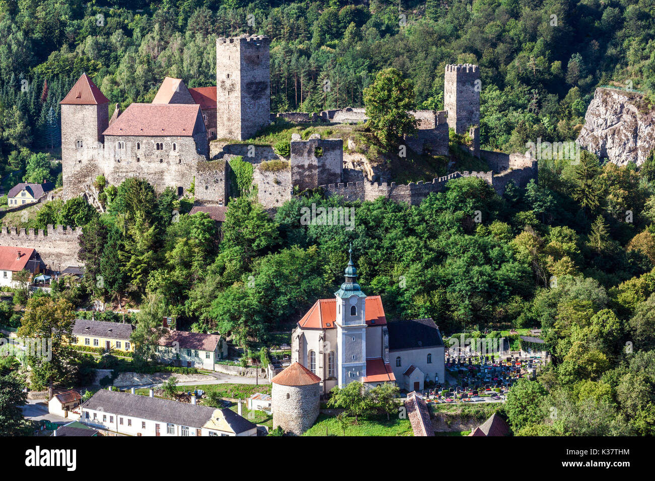 Schloss Hardegg liegt im Nationalpark Thayatal, Niederösterreich, Europa, Landschaft Stockfoto