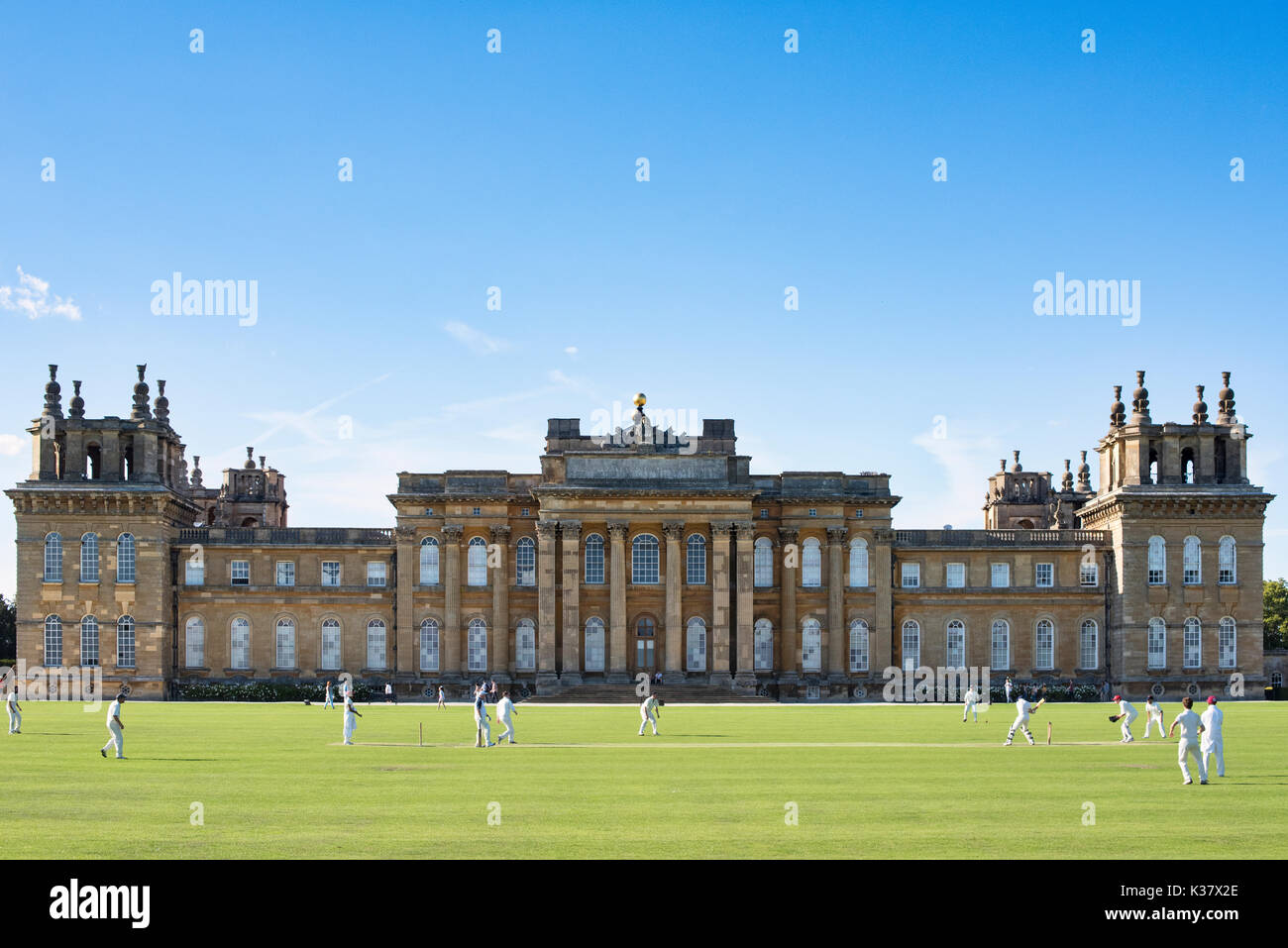 Cricket Match auf dem Südrasen vor Blenheim Palace, Woodstock, Oxfordshire, England Stockfoto