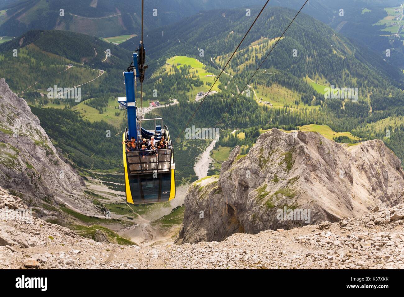 RAMSAU AM DACHSTEIN, Österreich - 17. August: Touristen auf der Gondel in der Bergstation der Dachstein Seilbahn am 17. August 2017 in Schladming Stockfoto