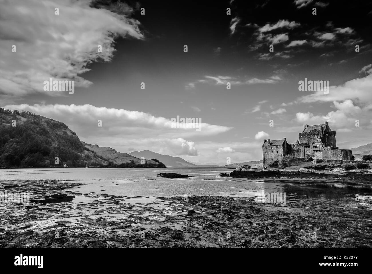 Eilean Donan Castle in Schwarz und Weiß Stockfoto