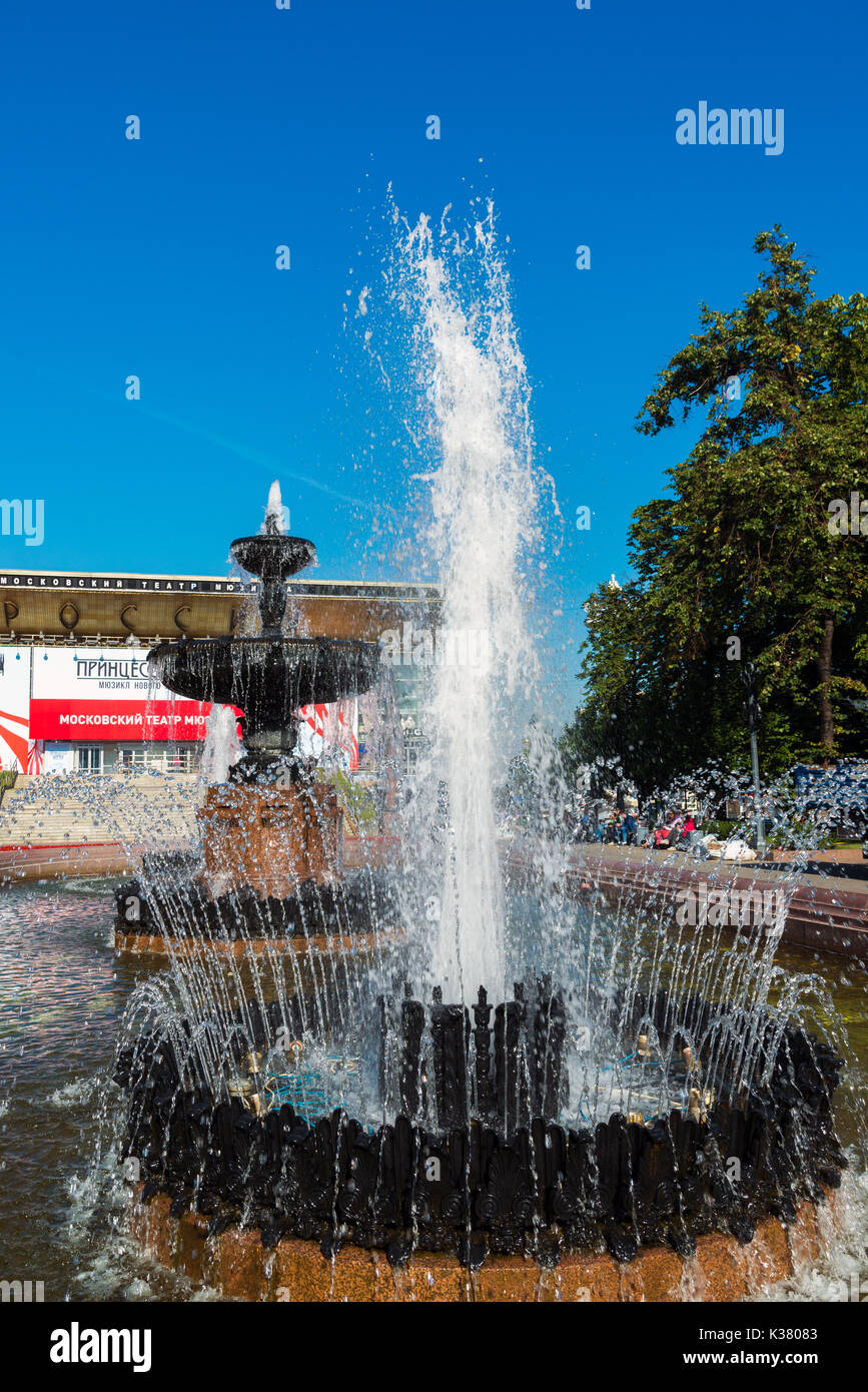 Moskau, Russland - August 31.2017. Brunnen Puschkin auf dem Hintergrund des Kinos Russland Stockfoto