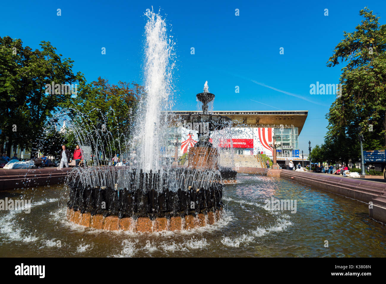 Moskau, Russland - August 31.2017. Brunnen Puschkin auf dem Hintergrund des Kinos Russland Stockfoto