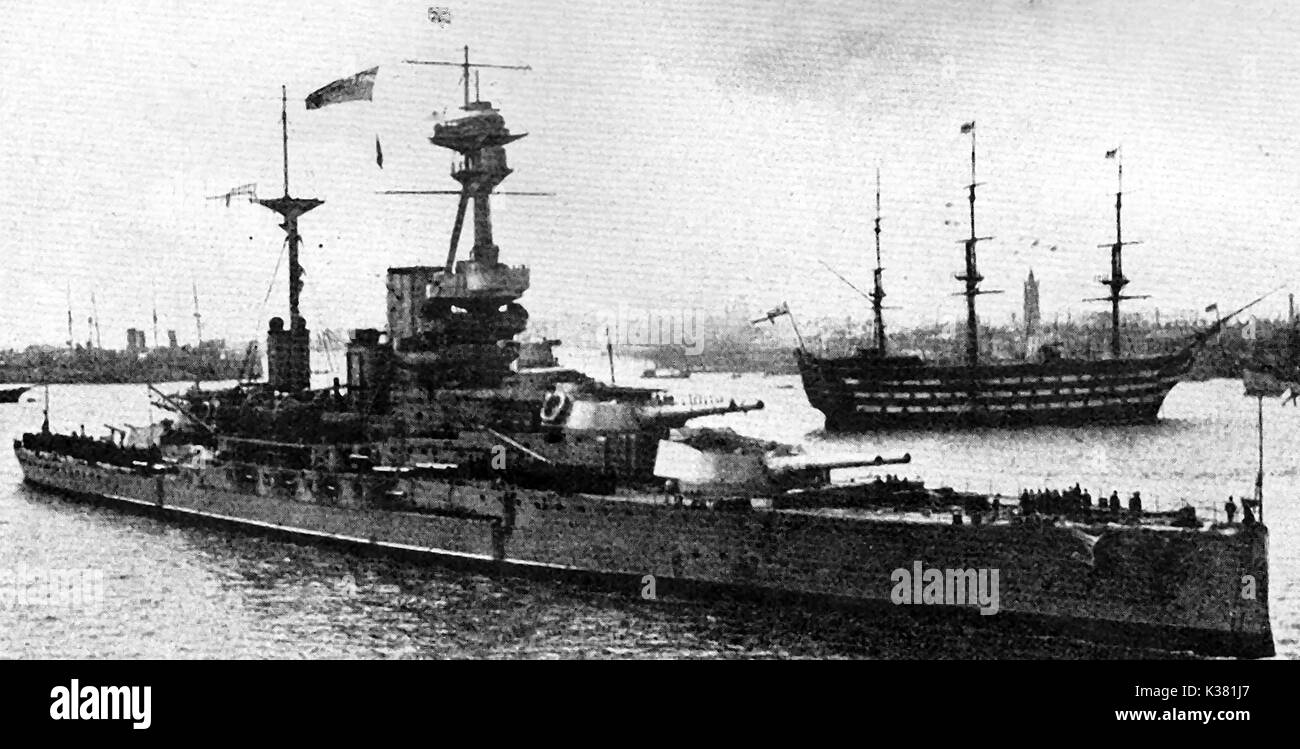 1924 - Rache klasse Schlachtschiff HMS Royal Sovereign (5.) Wimpel mit dem viel älteren HMS Victory (flaggschiff Nelsons) vor Anker hinter Stockfoto