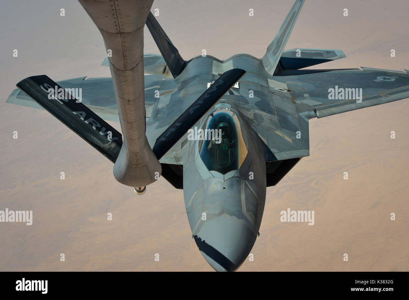 F-22 Raptors Stealth Fighters Luftbetankung durchführen Stockfoto