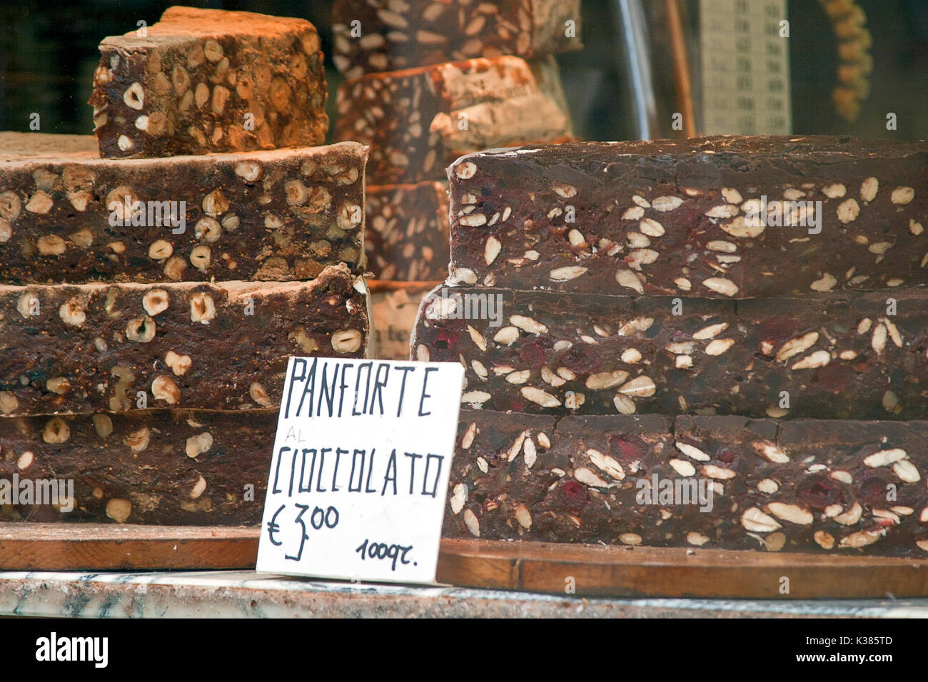 Panforte Cioccolato, eine Schokolade Kuchen in Toskana, erwartet hungrige Kunden in San Gimignano, Toskana, Italien. Stockfoto