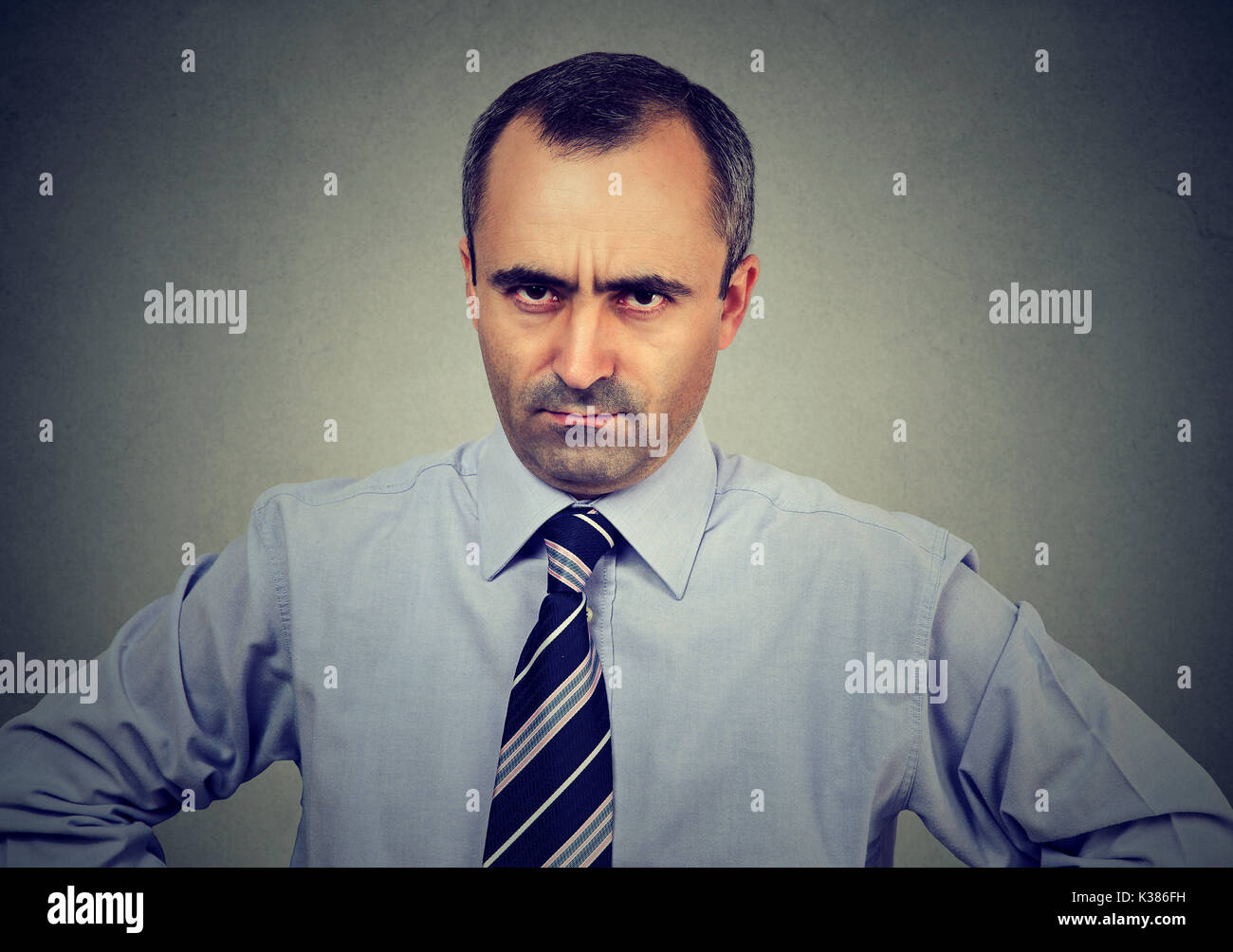 Zornig zornig fälligen Geschäfts Mann an der Kamera auf der Suche Stockfoto