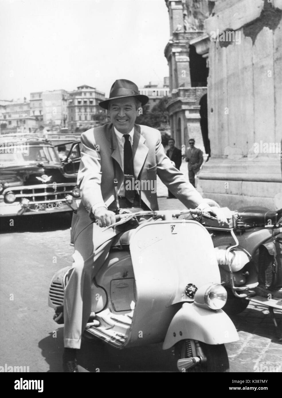 JAMES STEWART AUF EINER VESPA IM KOLOSSEUM, ROM JAMES STEWART AUF EINER VESPA IM KOLOSSEUM, ROM Stockfoto