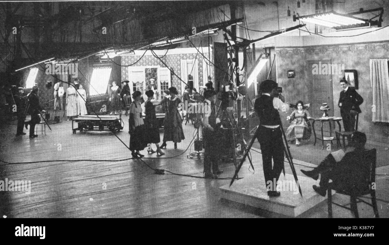 ROTHACKER FILMGESELLSCHAFT STUDIO MIT MEHREREN SÄTZEN STUMMFILMHERSTELLUNG MPP/220BK ROTHACKER FILMGESELLSCHAFT STUDIO MIT MEHREREN SÄTZEN STUMMFILMHERSTELLUNG MPP/220BK Datum: 20 Stockfoto