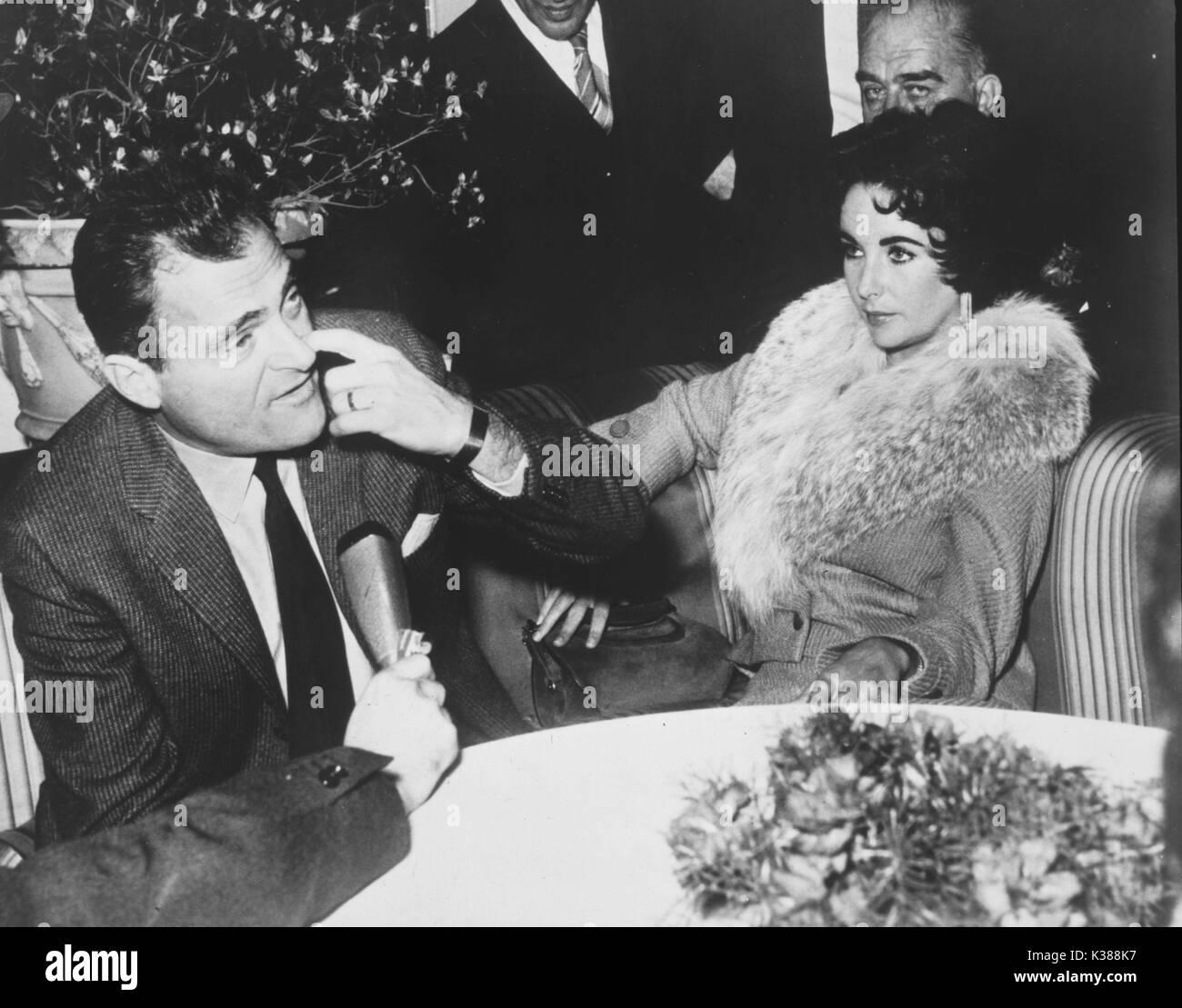 FILMPRODUZENT MIKE TODD MIT SEINER FRAU ELIZABETH TAYLOR Stockfoto