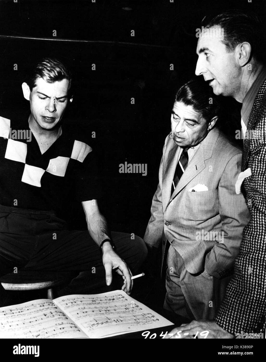 Es gibt kein Geschäft wie SHOW BUSINESS (US 1954) L-R, JOHNNIE RAY, ALFRED NEWMAN, Dirigent und Music Supervisor, KEN DARBY, Vocal Coach Stockfoto