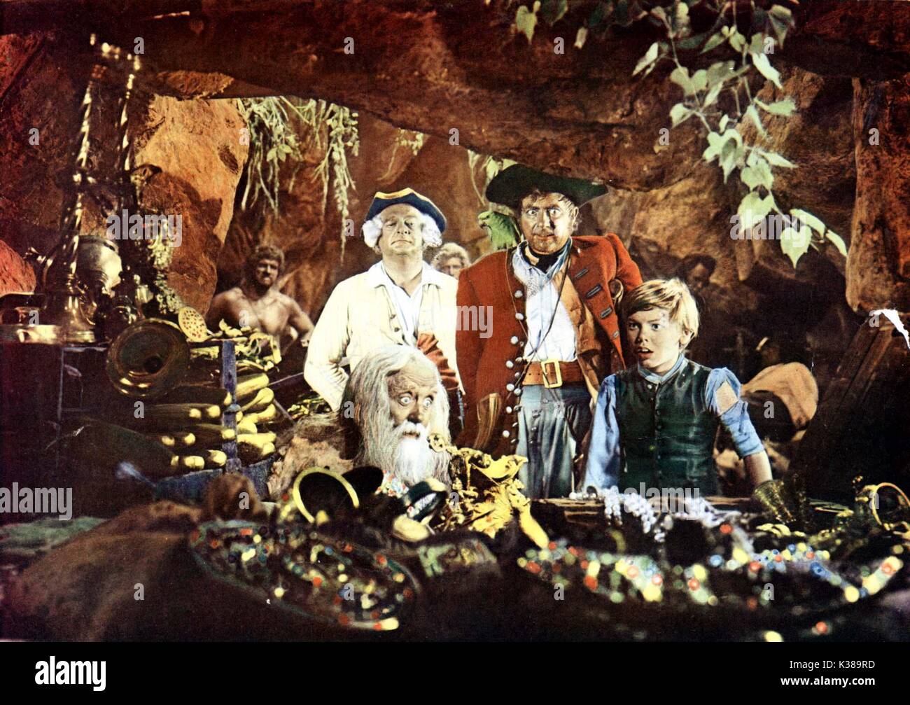 TREASURE ISLAND GEOFFREY WILKINSON als Ben Gunn (Vordergrund), Walter Fitzgerald (Zurück), Robert Newton als Long John Silver, BOBBY DRISCOLL, als Jim Hawkins Stockfoto