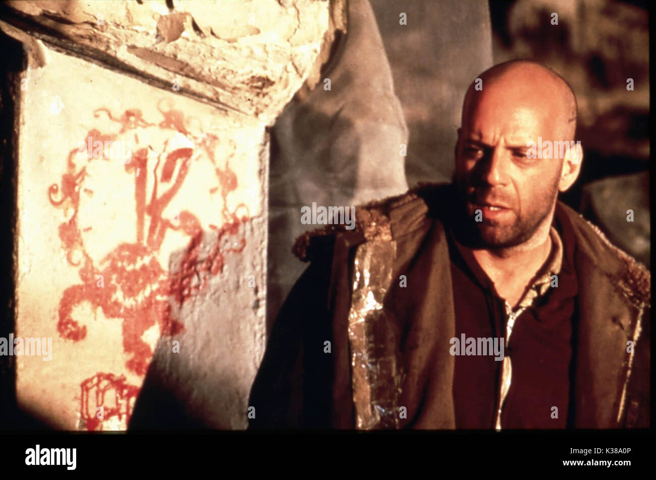 TWELVE MONKEYS BRUCE WILLIS AN ATLAS ENTERTAINMENT TWELVE MONKEYS BRUCE WILLIS AN ATLAS ENTERTAINMENT Datum: 1995 Stockfoto