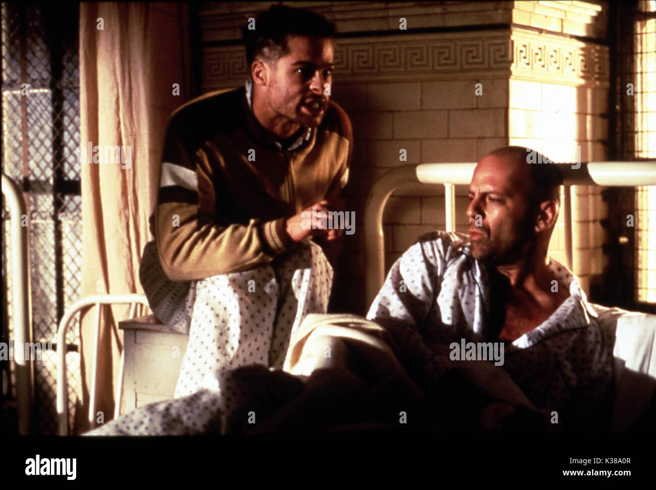 TWELVE MONKEYS BRAD PITT UND BRUCE WILLIS AN ATLAS ENTERTAINMENT TWELVE MONKEYS BRAD PITT UND BRUCE WILLIS AN ATLAS ENTERTAINMENT Datum: 1995 Stockfoto