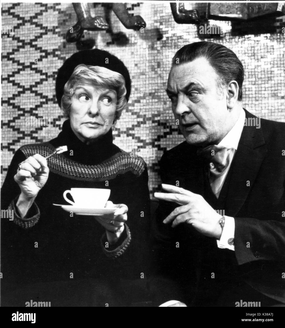 Zwei DER FIRMA [UK TV 1975-1979] Elaine Stritch und Donald Sinden Stockfoto