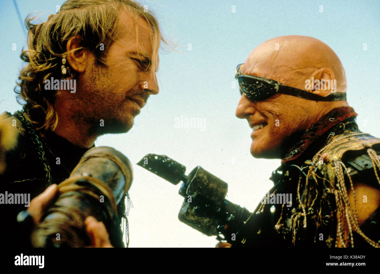 WATERWORLD UNIVERSAL PICTURES Kevin Costner, Dennis Hopper Datum: 1995 Stockfoto