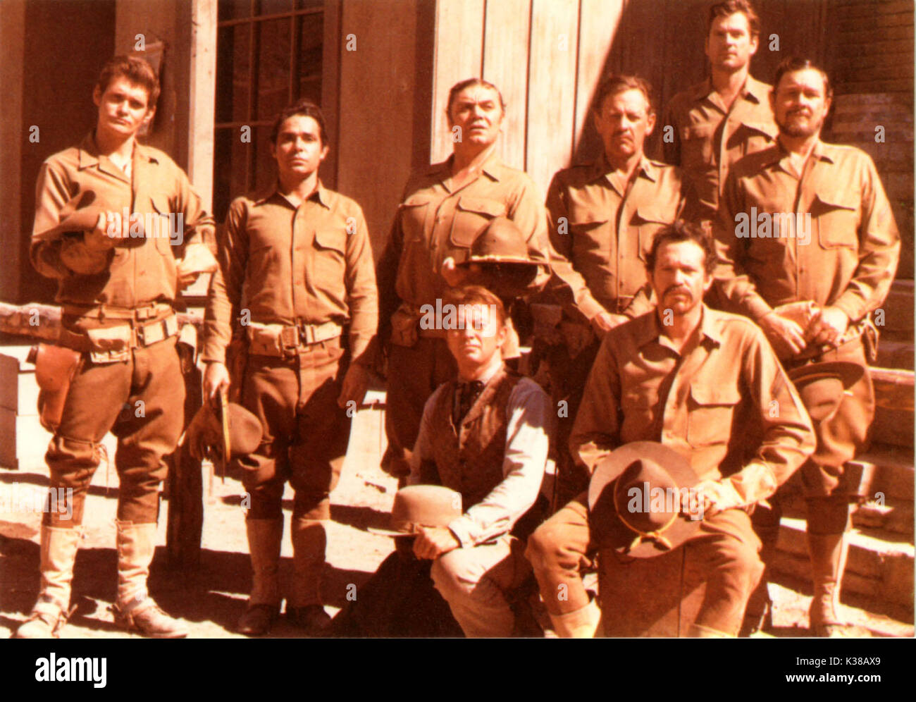DIE WILDE BANDE WARNER BROS/SEVEN ARTS BACK ROW: BO HOPKINS, JAIME SANCHEZ, ERNEST BORGNINE, WILLIAM HOLDEN, ? , BEN JOHNSON VORDERE REIHE, SITZ: RAYFORD BARNES, WARREN OATES THE WILD BUNCH WARNER BROS/SEVEN ARTS HINTERE REIHE, STAND: BO HOPKINS, JAIME SANCHEZ, ERNEST BORGNINE, WILLIAM HOLDEN, ? , BEN JOHNSON erste Reihe, Sitz: RAYFORD BARNES, WARREN OATES Datum: 1969 Stockfoto