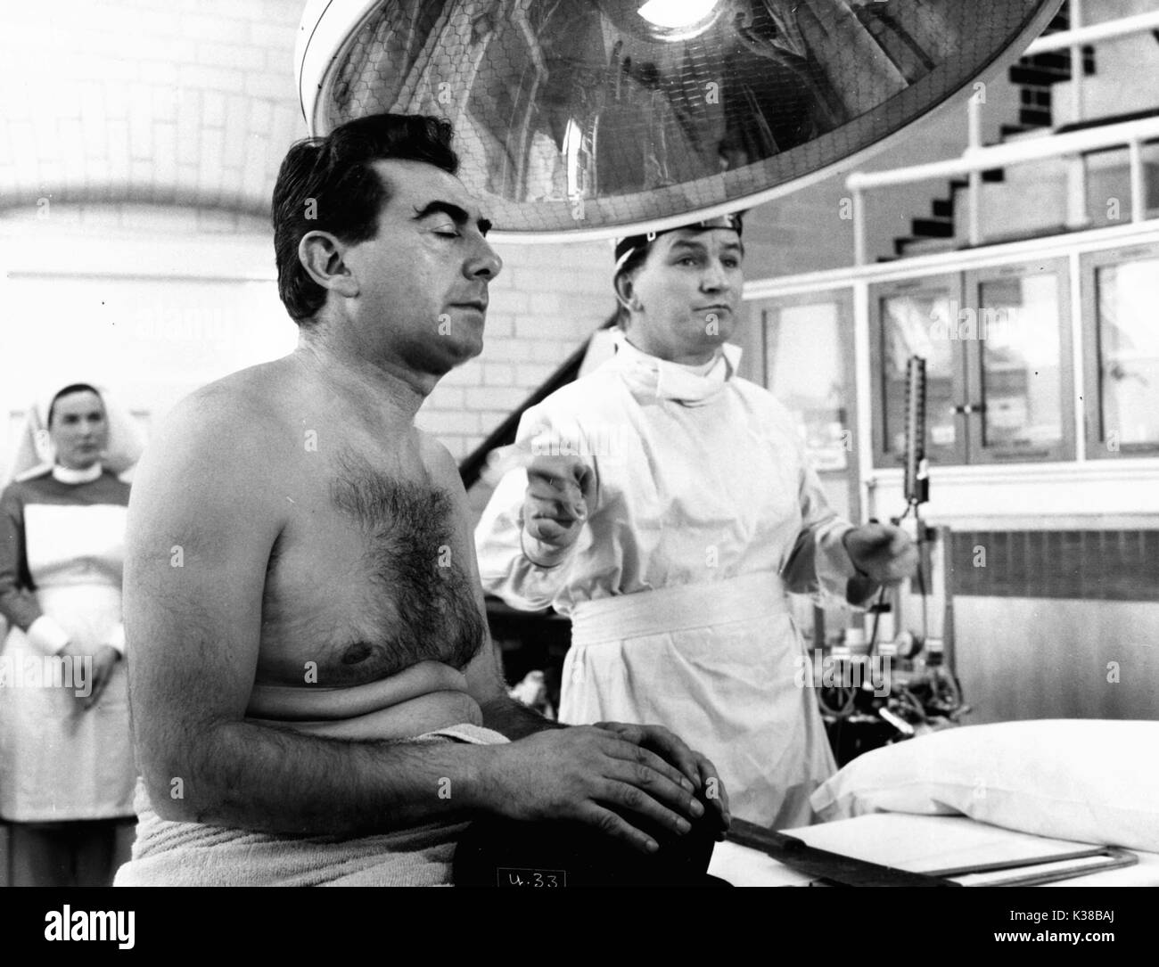 ULYSSES [BR 1967 MILO O'SHEA, wie Leopold Bloom und T P McKENNA ALS BUCK MULLIGAN KRANKENHAUS OP EINE ULYSSES FILMPRODUKTION Stockfoto