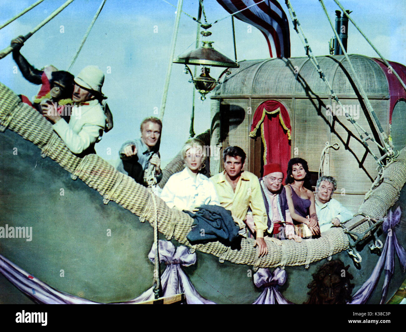 Fünf Wochen im Ballon CHESTER der Schimpanse, RICHARD HAYDN, RED BUTTONS, BARBARA EDEN, Fabian, Peter Lorre, BARBARA LUNA UND SIR CEDRIC HARDWICKE EINE IRWIN ALLEN PRODUKTION Datum: 1965 Stockfoto