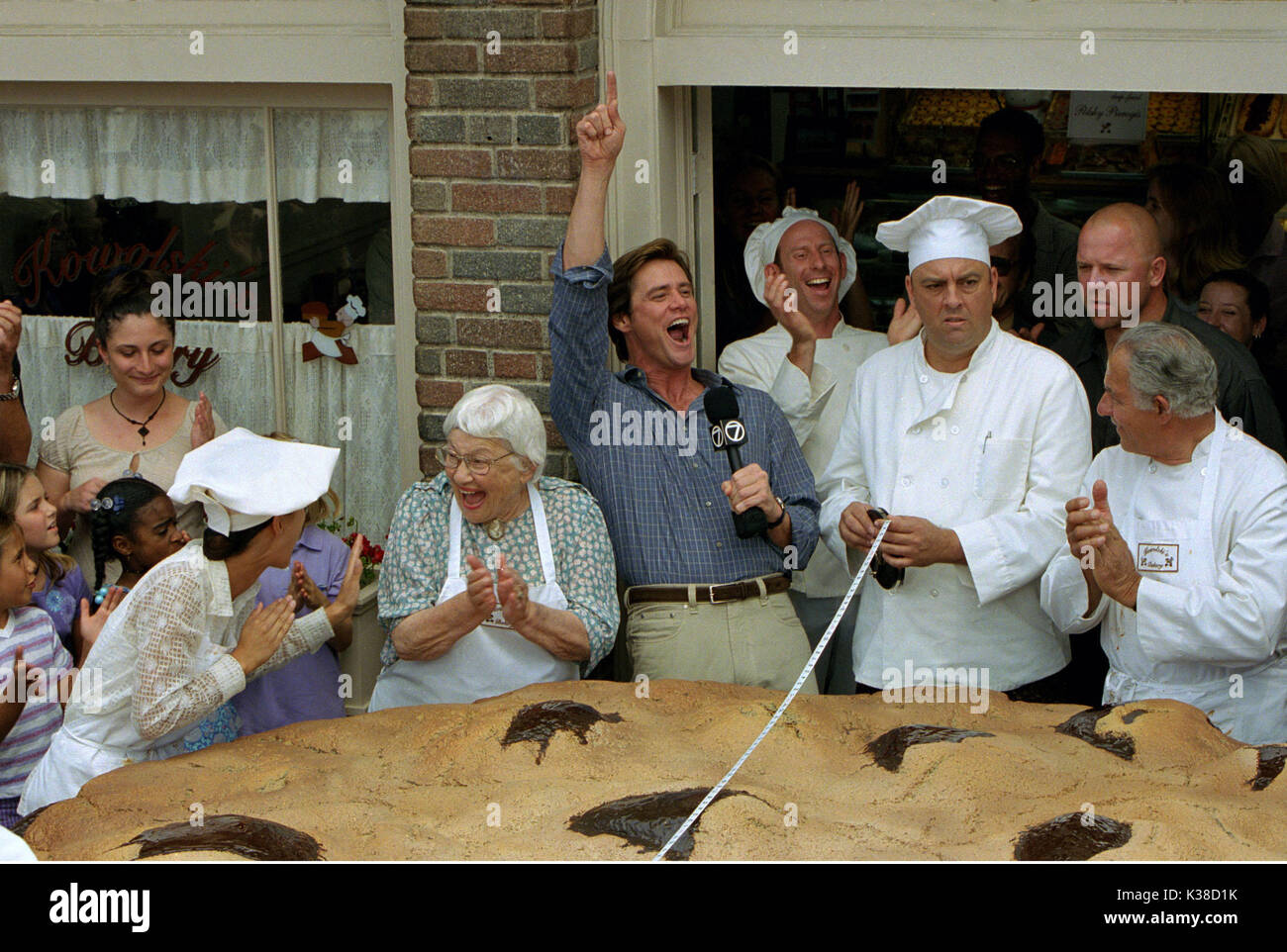 BRUCE ALLMÄCHTIG JIM CARREY REGIE: TOM SHADYAC BETRIFFT: backen, essen, Cookies, Reporter, Köche FILM VON UNIVERSAL PICTURES Datum: 2003 Stockfoto