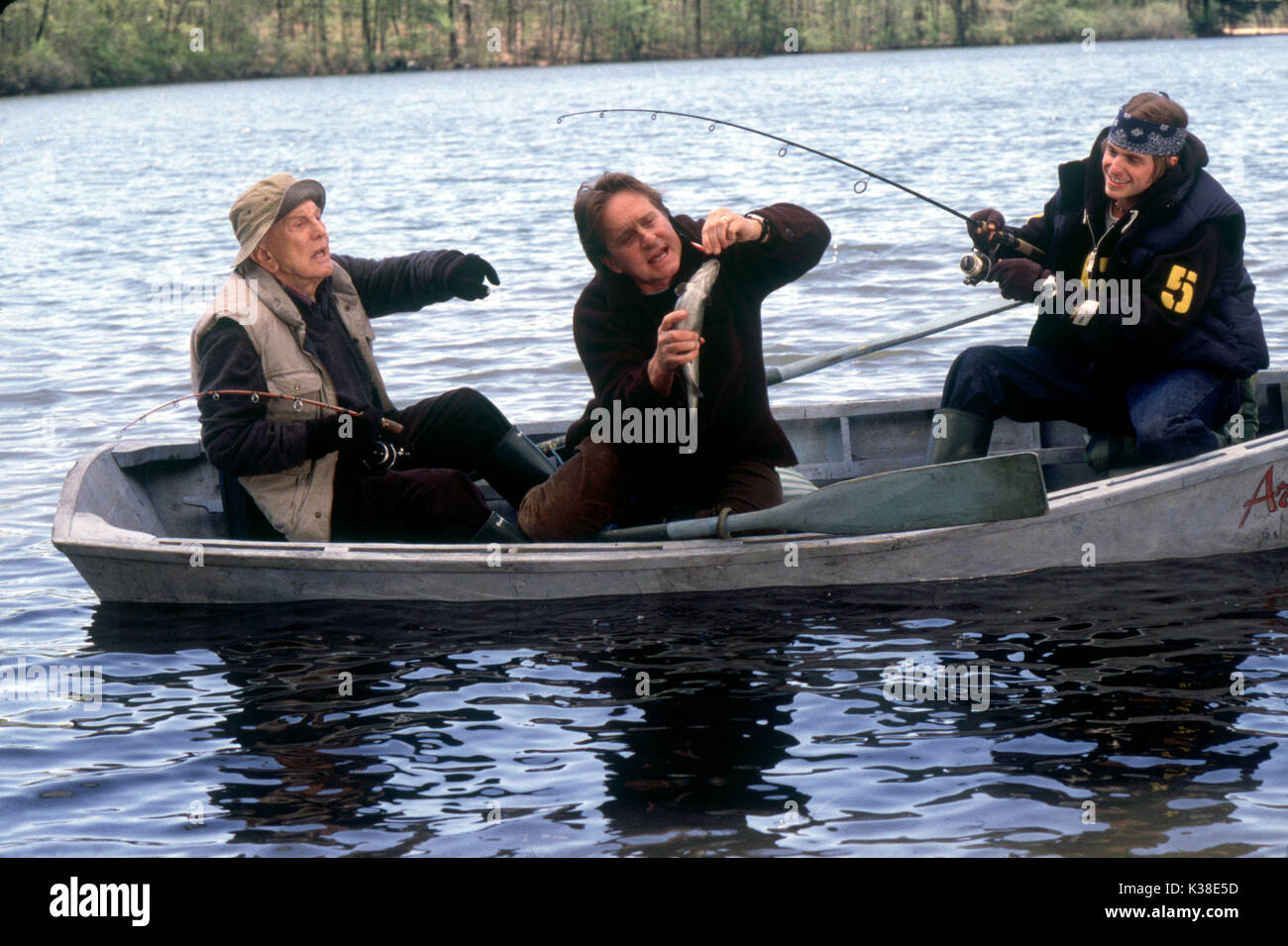 Es LIEGT IN DER FAMILIE KIRK, MICHAEL UND CAMERON DOUGLAS betrifft: das wirkliche Leben Familien, drei Generationen, Angeln, Boote Datum: 2003 Stockfoto