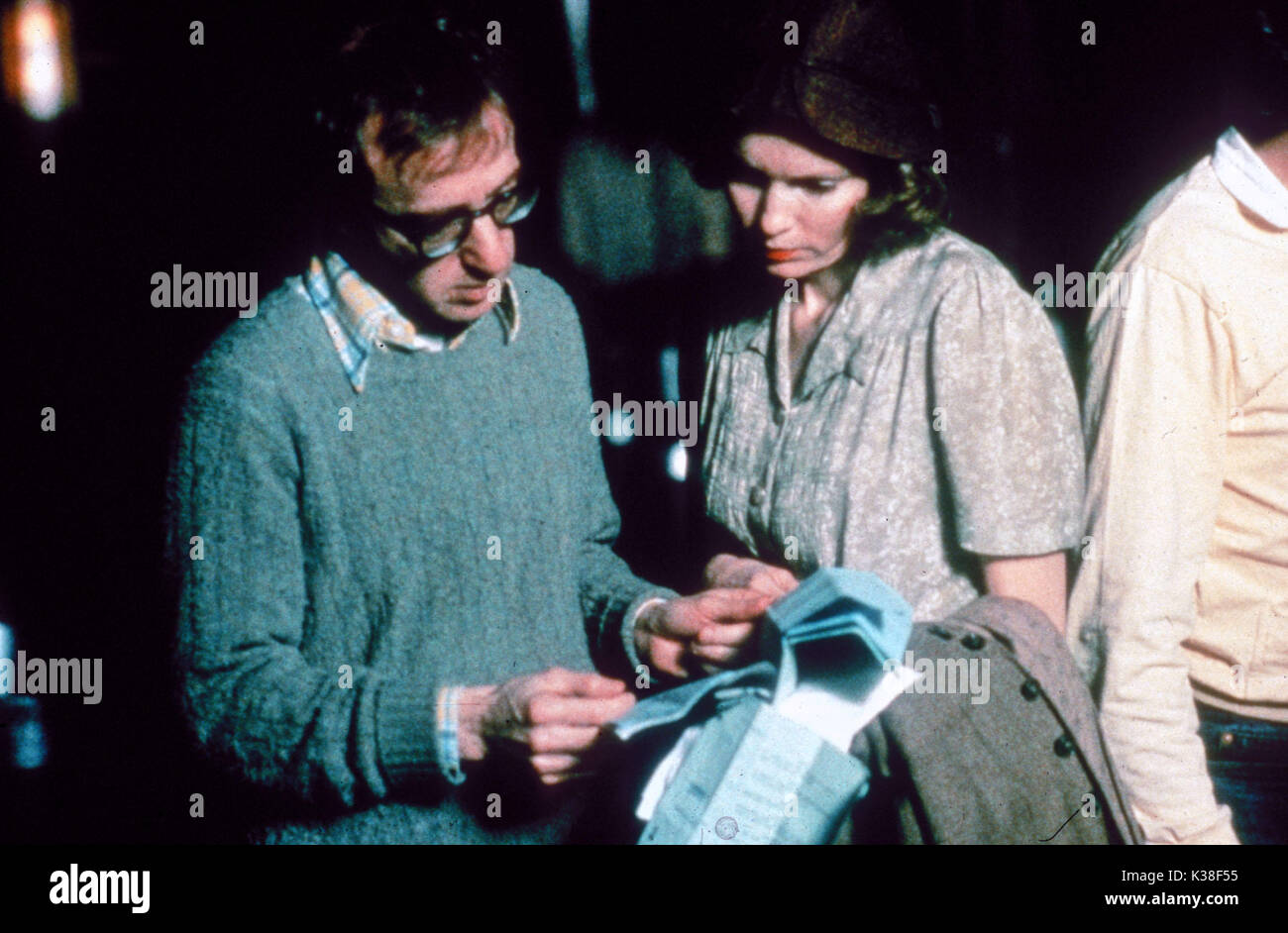 LILA ROSE VON CAIRO WOODY ALLEN UND MIA FARROW FILM INDUSTRIE/PRODUKTION AUFNAHMEN 1980S ORION PICTURES CORPORATION LILA ROSE VON KAIRO Datum: 1985 Stockfoto