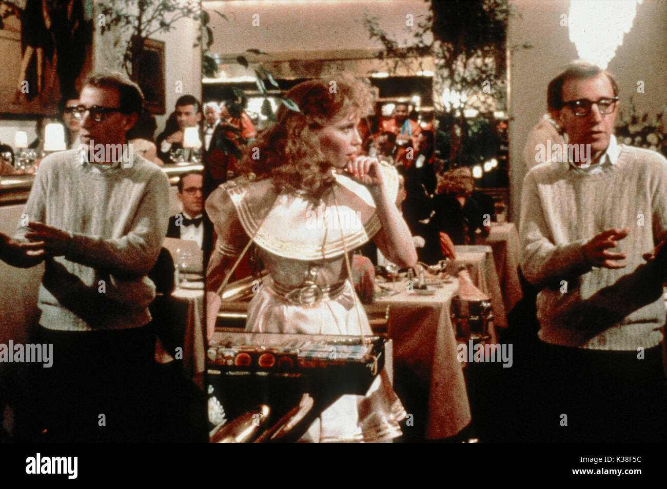 RADIO DAYS WOODY ALLEN, REGISSEUR UND MIA FARROW FILMBRANCHE/-PRODUKTION AUFNAHMEN 1990S ORION PICTURES CORPORATION RADIO DAYS Datum: 1987 Stockfoto