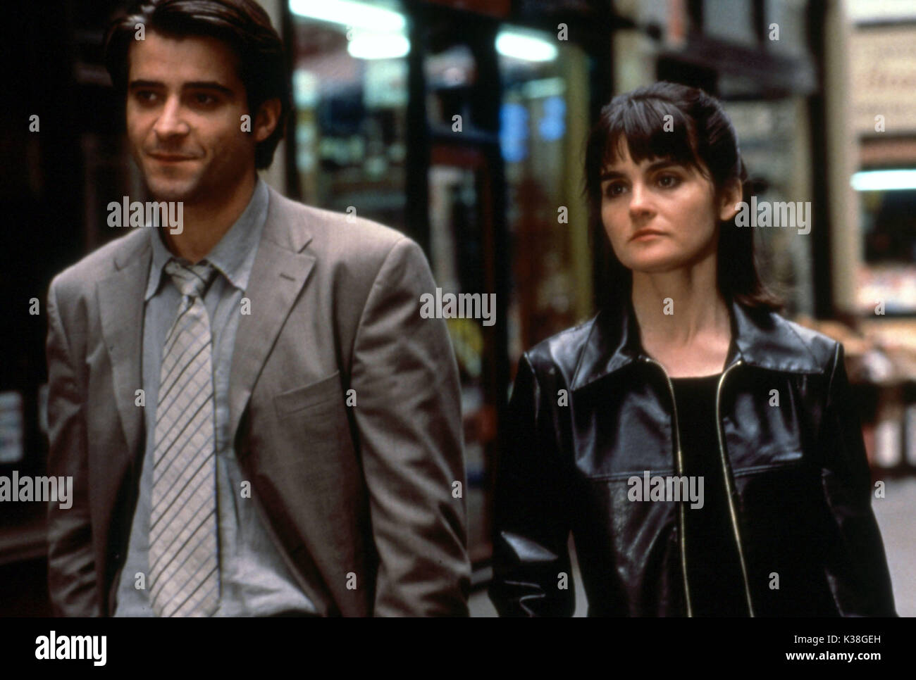 DOKTOR SLEEP GORAN VISNJIC UND SHIRLEY HENDERSON, VERÖFFENTLICHUNG VON BBC UND FILM GEMEINDEARZT SLEEP GORAN VISNJIC UND SHIRLEY HENDERSON Datum: 2002 Stockfoto