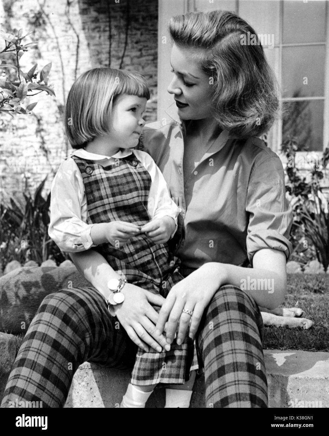 LAUREN BACALL MIT TOCHTER LESLIE BOGART Stockfoto