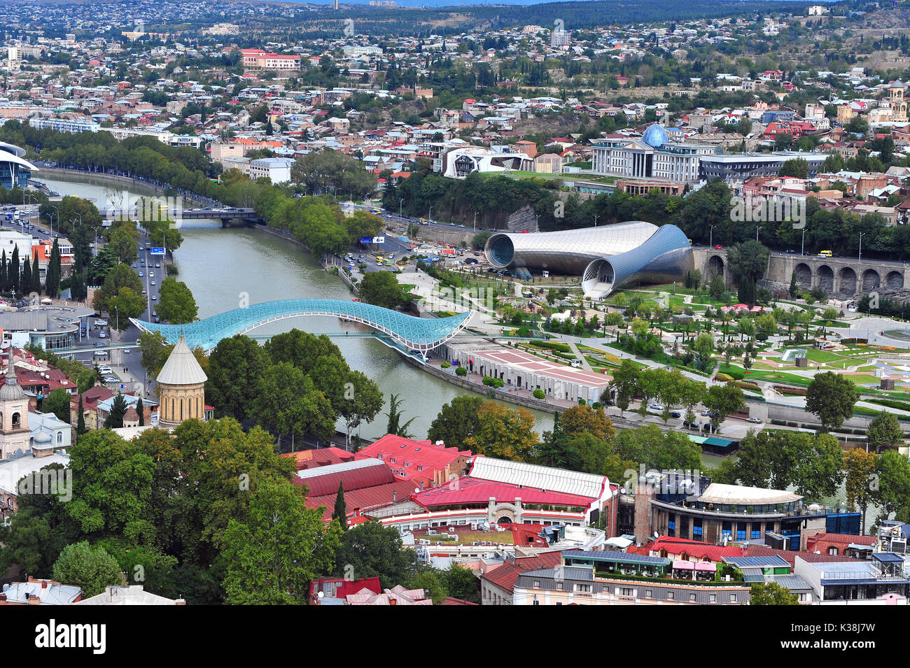 Ansicht von oben in der Innenstadt von Tiflis, Georgien Stockfoto