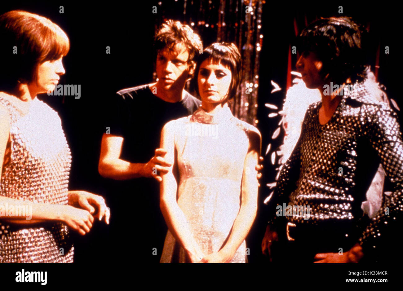VELVET GOLDMINE Toni Collette, links mit dem Regisseur Todd Haynes, Mitte Stockfoto