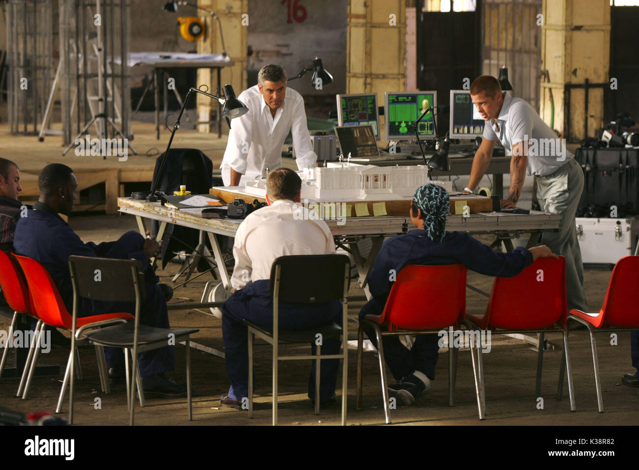 (L-r) SCOTT CAAN, DON CHEADLE, GEORGE CLOONEY, BRAD PITT und (mit dem Rücken zur Kamera) MATT DAMON und SHAOBO QIN IN Ocean's Twelve, mit Catherine Zeta-Jones, Andy Garcia und Julia Roberts, verteilt von Warner Bros. Pictures. FOTOGRAFIEN, DIE AUSSCHLIESSLICH FÜR WERBUNG, WERBUNG, WERBUNG ODER REZENSIONEN DIESES BESTIMMTEN FILMS VERWENDET WERDEN UND DAS EIGENTUM DES STUDIOS BLEIBEN. NICHT ZUM VERKAUF ODER ZUR WEITERGABE BESTIMMT. OCEAN'S TWELVE [US 2004] Stockfoto