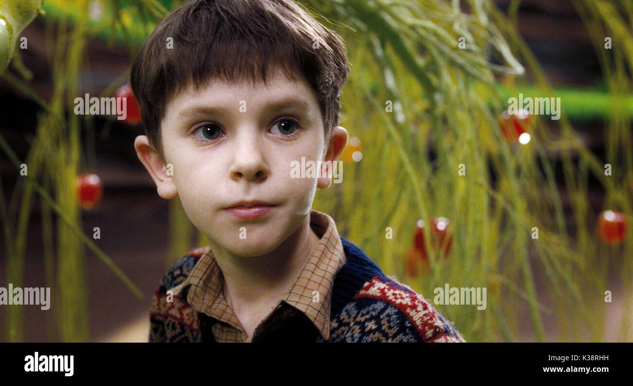 CHARLIE UND DIE SCHOKOLADENFABRIK FREDDIE HIGHMORE als Charlie Fotografien verwendet ausschließlich für Werbung, Promotion, Werbung ODER BEWERTUNGEN DIESES SPEZIFISCHEN MOTION PICTURE UND BLEIBEN EIGENTUM DES STUDIO ZU SEIN. Nicht FÜR DEN VERKAUF ODER WEITERGABE. Datum: 2005 Stockfoto