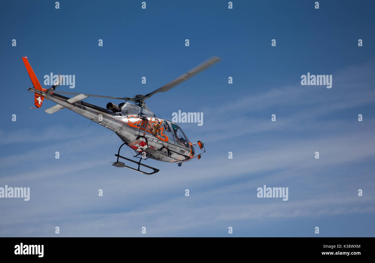 Ecureuil fliegt über Massif du Mont Blanc : Ecureuil AS350B2 über Aiguille du Midi Stockfoto