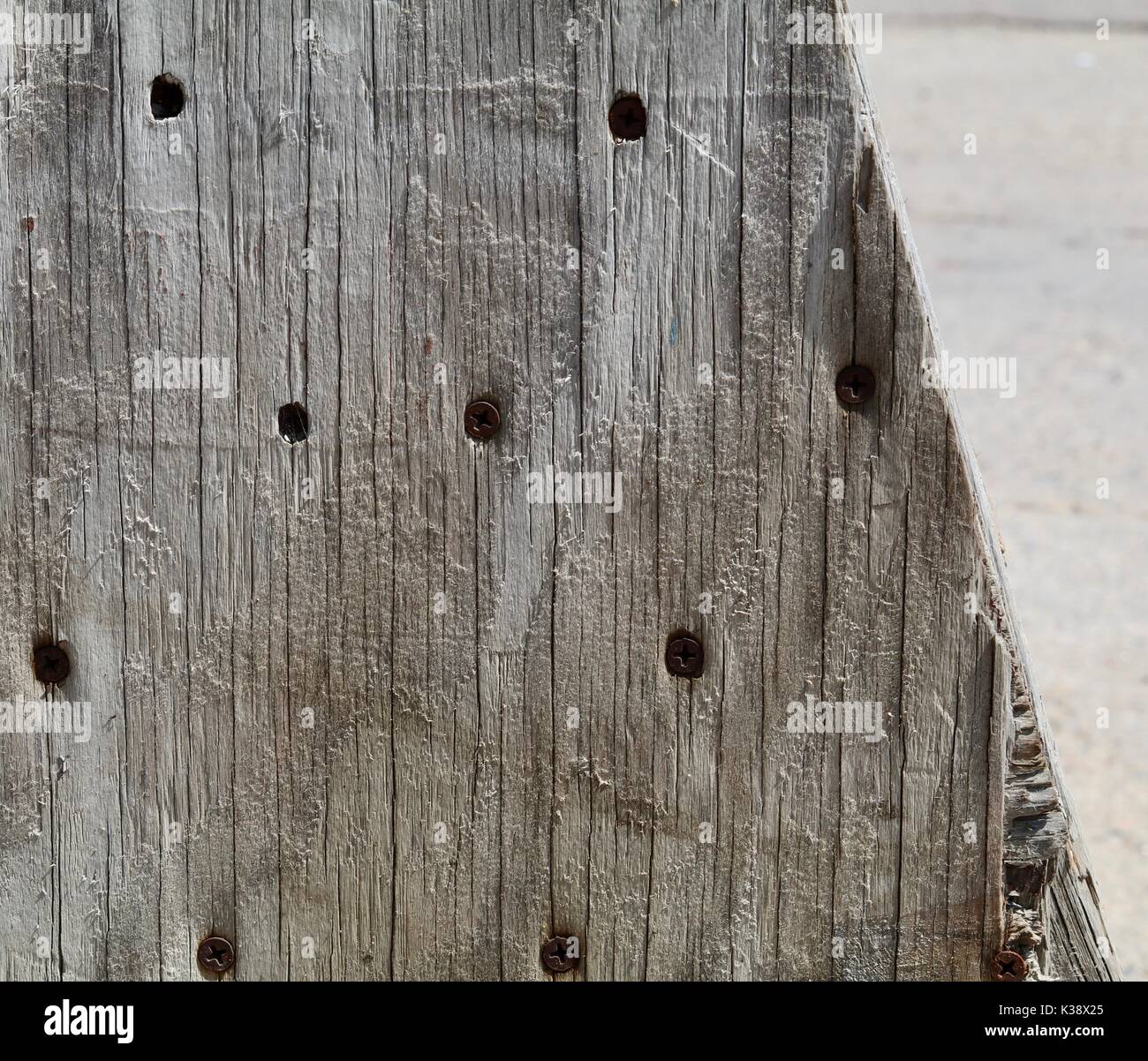 Alten grauen Holz mit dunklen Schrauben angezeigt Stockfoto