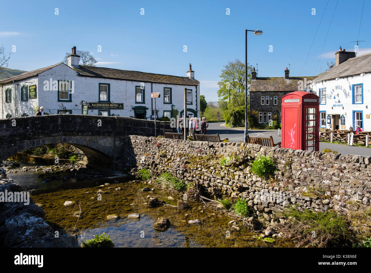 Kettlewell Beck und Brücke im alten Dorfkern. Kettlewell, Obere Wharfedale, Yorkshire Dales National Park, North Yorkshire, England, Großbritannien Stockfoto