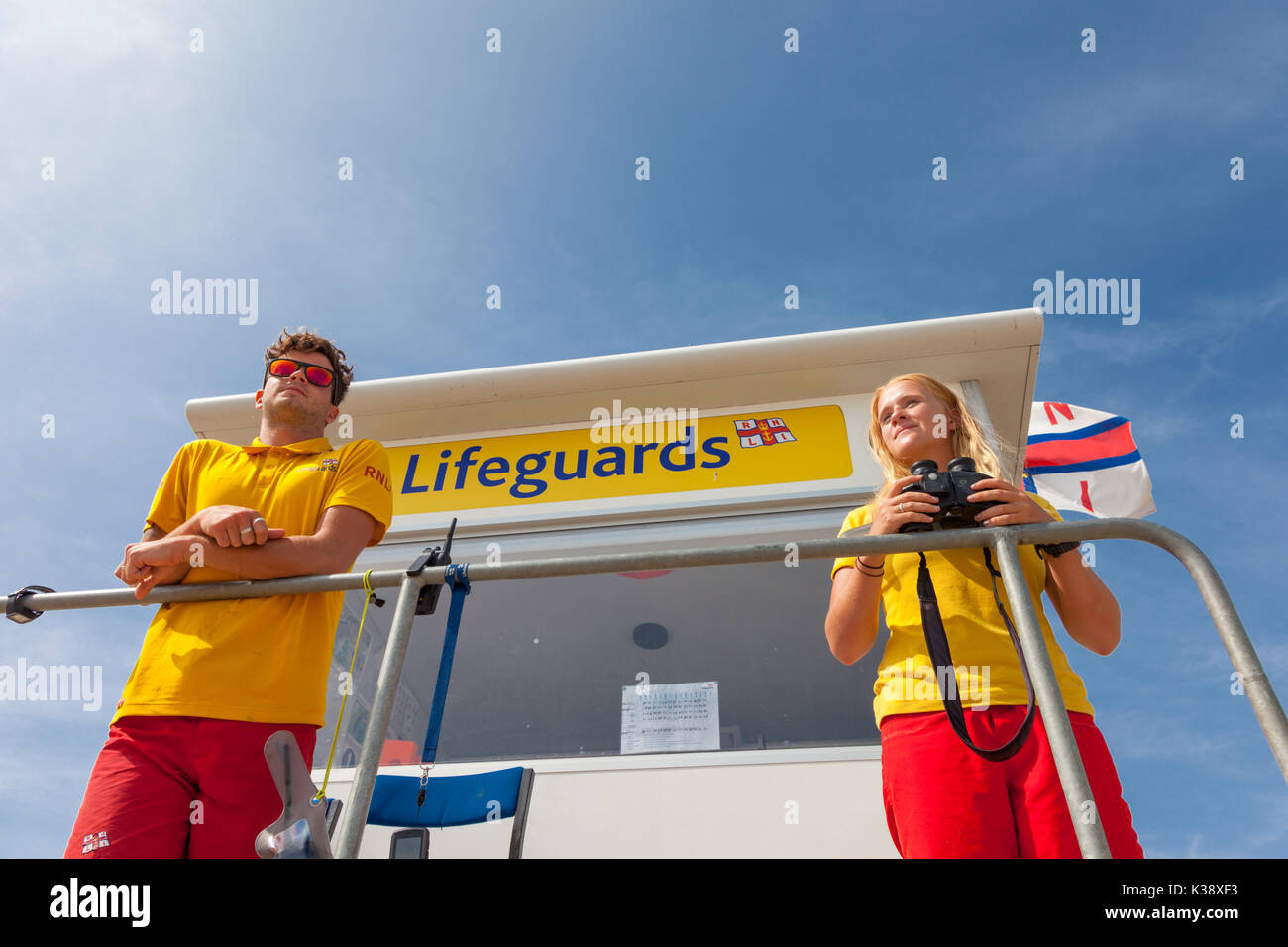 Rettungsschwimmer im Dienst am Strand, Weymouth, Dorset Stockfoto