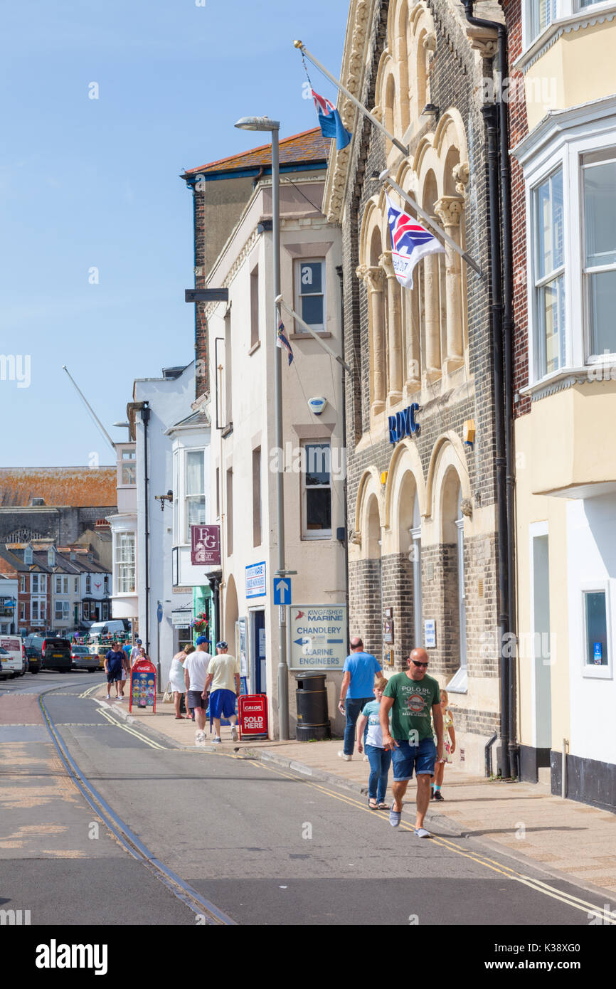 Touristen, die sich in der Hafenstadt Straßen von Weymouth, Dorset Großbritannien im Sommer Stockfoto